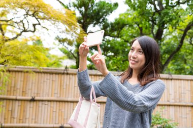 Kadın alarak fotoğraf tarafından cep telefonu