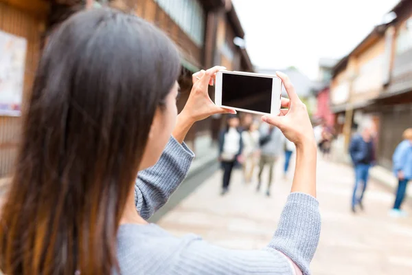 Kvinna med foto av mobiltelefon — Stockfoto