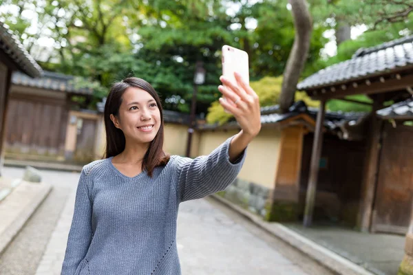 Frau macht Selfie mit Smartphone — Stockfoto