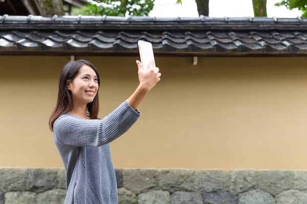 Kvinnan ta foto av mobiltelefon — Stockfoto