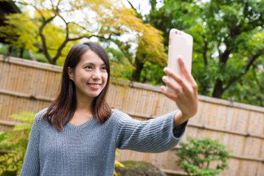 selfie tarafından cep telefonu alarak kadın