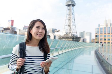 Kadın Nagoya şehrinde seyahat