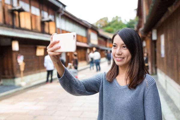 Kvinna med hjälp av mobiltelefon för att ta foto — Stockfoto