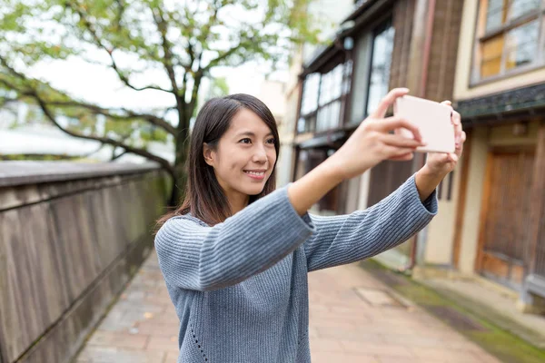 Женщина фотографирует по мобильному телефону — стоковое фото