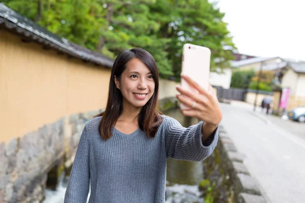 Kvinna med selfie av mobiltelefon — Stockfoto