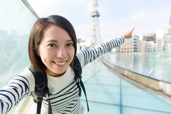 Frau macht Selfie in der Stadt Nagoya — Stockfoto