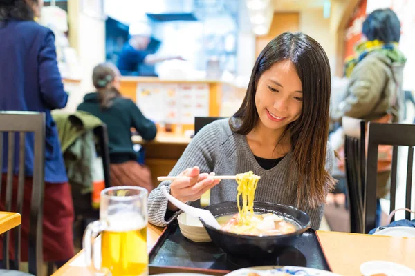 Donna che mangia ramen giapponese nel ristorante — Foto Stock