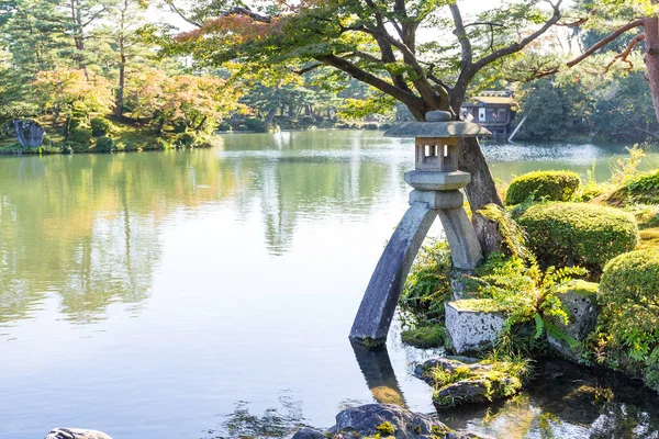 Japonská zahrada a kamenné lucerny — Stock fotografie