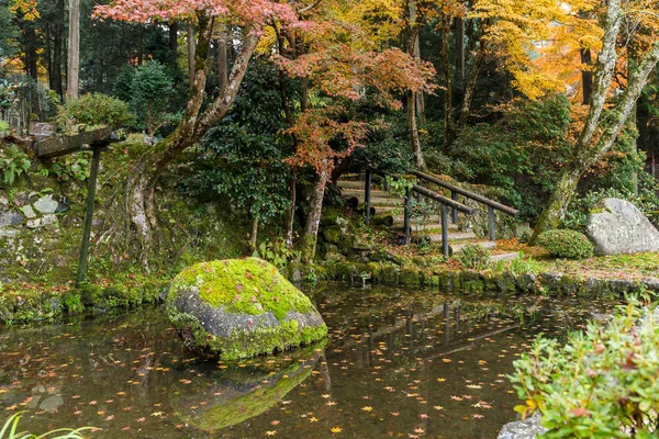Piękny japoński ogród jesienią — Zdjęcie stockowe