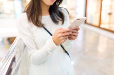 Kadın cep telefonundan kısa mesaj gönderme