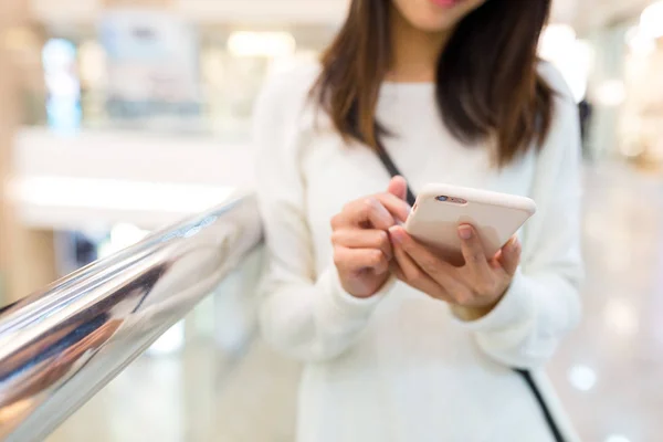 Žena používající mobilní telefon — Stock fotografie