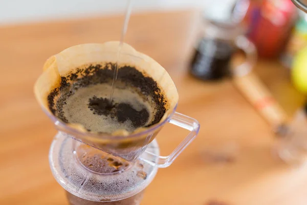 Verser de l'eau chaude dans un filtre à café goutte à goutte — Photo