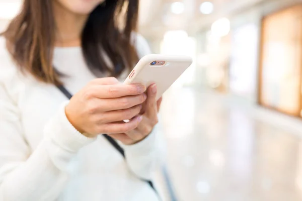 Vrouw het verzenden van tekstbericht op mobiele telefoon — Stockfoto