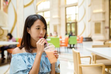 Restoranda suyu içme kadın