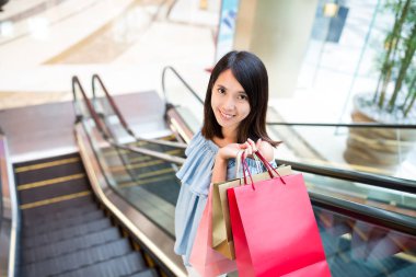 Alışveriş torbaları yürüyen tutan kadın