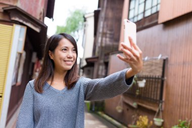 selfie tarafından cep telefonu alarak kadın
