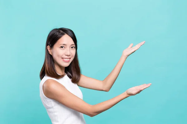 Femme montrant l'espace de copie vierge avec les mains — Photo