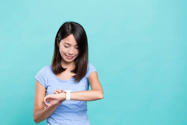 Wanita menggunakan jam tangan pintar — Stok Foto
