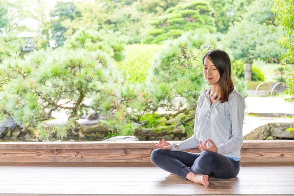 Femme profiter de sa méditation — Photo