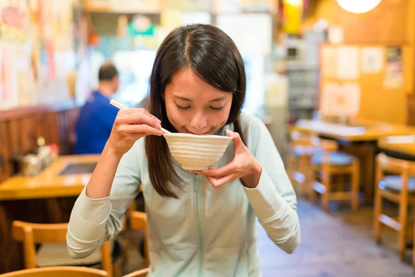 Žena jíst polévku v japonské restauraci — Stock fotografie