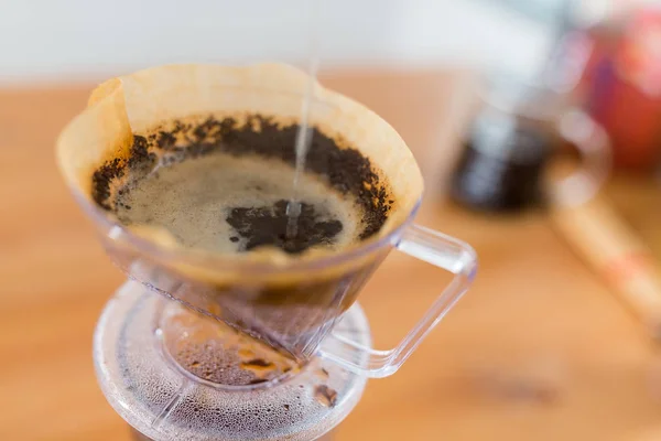 Goteo de café a mano en taza — Foto de Stock