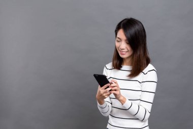 Cep telefonu kullanan kadın