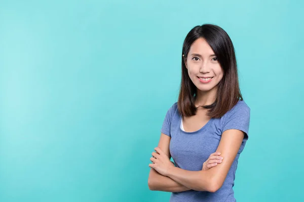 Jonge gelukkig Aziatische vrouw — Stockfoto