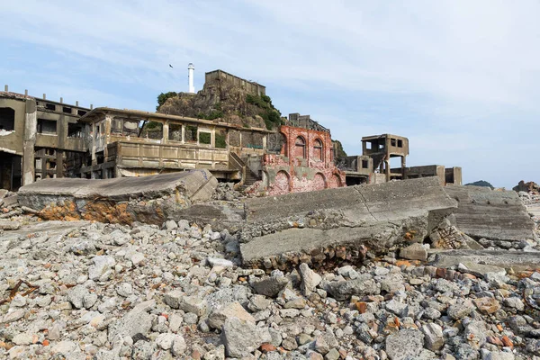 Slagskepp ön med ruiner — Stockfoto