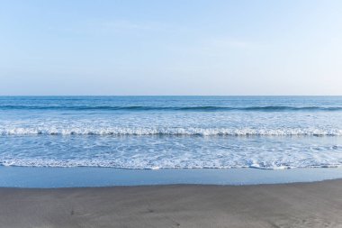 Plaj sahil güneş dalgaları ile