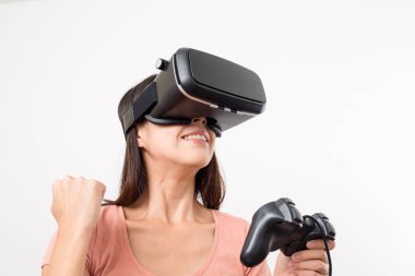 VR aygıtla izlerken heyecanlı kadın 