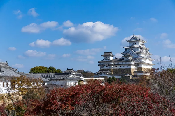 Japonês Himeji castelo com árvores de bordo — Fotografia de Stock