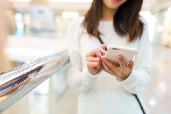 Frau benutzte Handy — Stockfoto