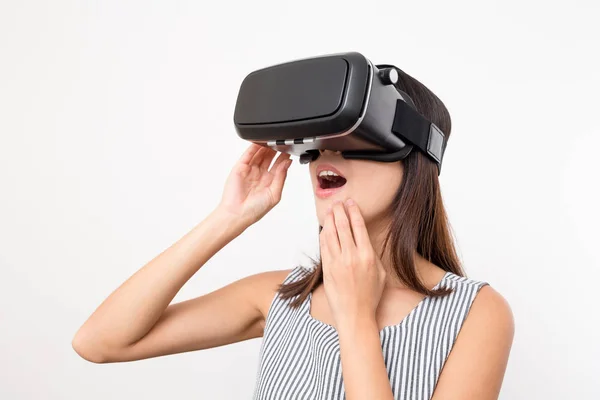 Mujer mirando con dispositivo VR y sintiendo excitación —  Fotos de Stock