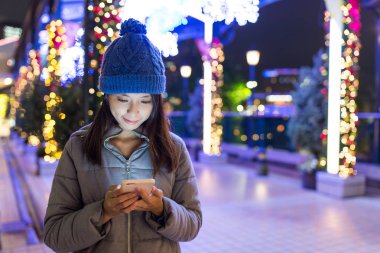 cep telefonuna SMS göndermek kadın