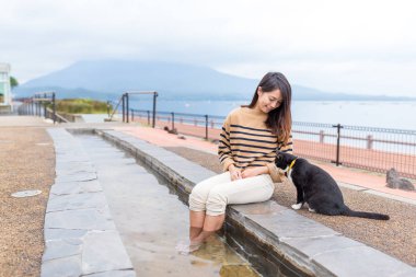 Kadın ile kedi ve onun ayak banyosu zevk