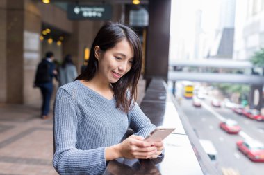 Hong Kong cep telefonu kullanan kadın