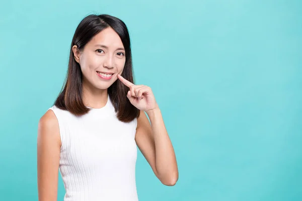 Frau zeigt ihre Zähne mit einem Lächeln — Stockfoto