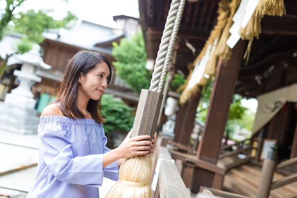 Femme priant dans le temple avec sonner la cloche — Photo