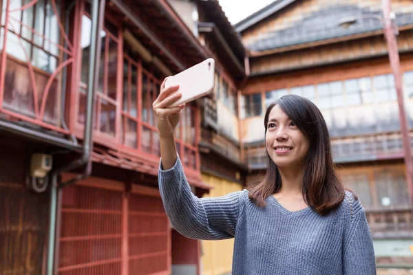 女人以智能手机自拍照 — 图库照片