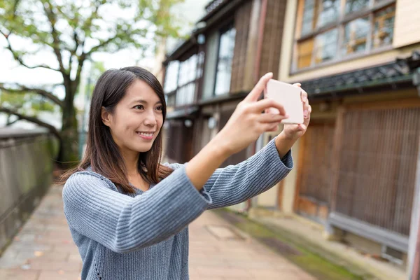 Kadın alarak fotoğraf tarafından cep telefonu