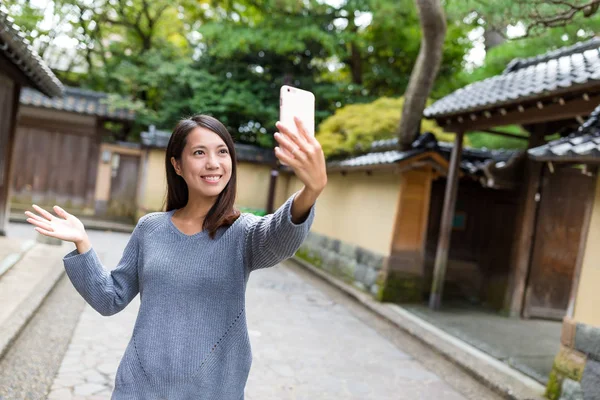 Женщина делает селфи фото с мобильного телефона — стоковое фото