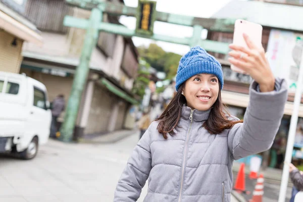 Женщина делает селфи в Японии — стоковое фото