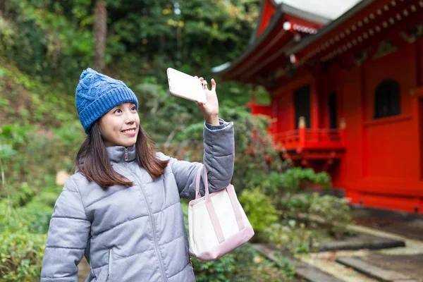 Donna che si fa selfie nella città di Kamakura — Foto Stock