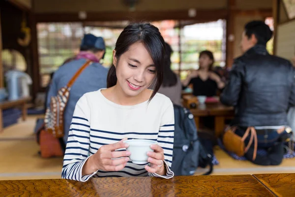 Mulher desfrutar de chá verde quente no restaurante — Fotografia de Stock