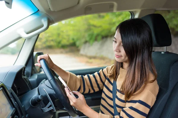 Mulher procurando o local ao dirigir um carro — Fotografia de Stock