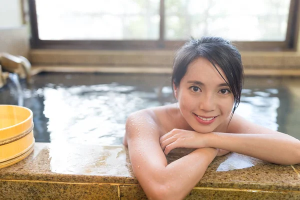 Kvinna njuta av japanska varma källor — Stockfoto