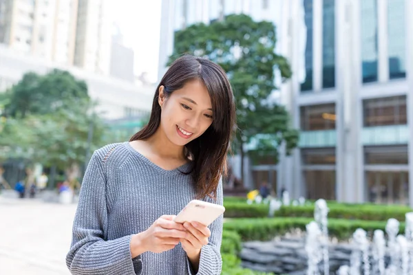 Mujer trabajando en el teléfono celular —  Fotos de Stock