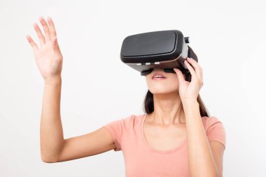 Yine de Vr aygıt ve el ararken kadın
