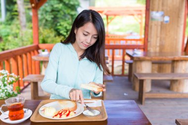 Kadın ona kahvaltı keyfini çıkarın