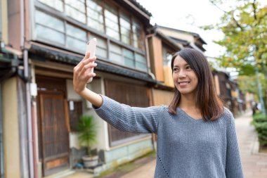 selfie tarafından cep telefonu alarak kadın